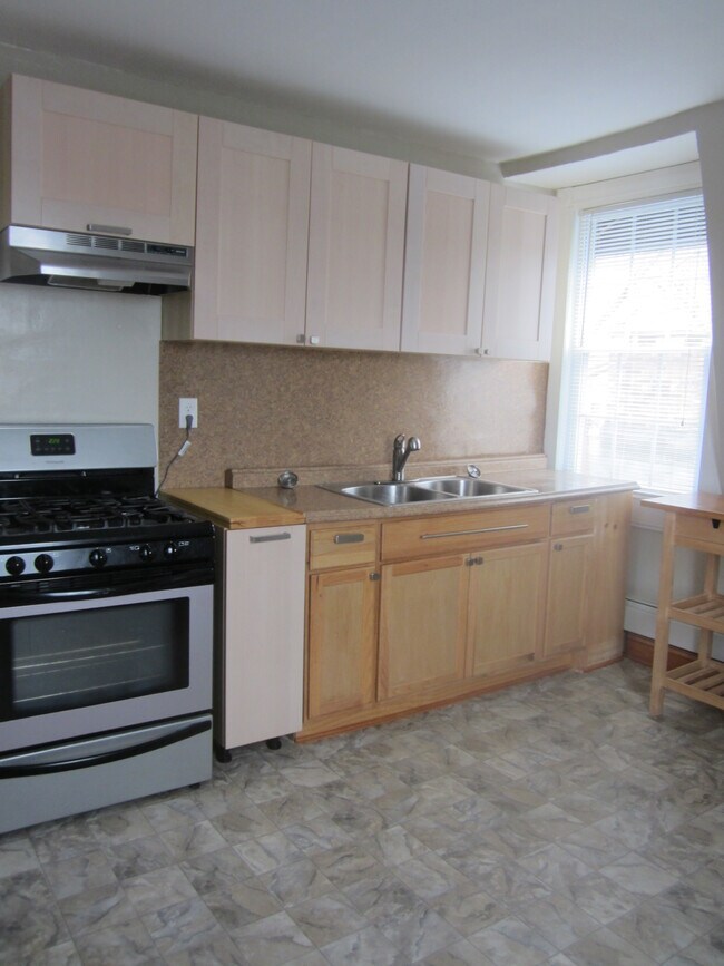 977 Whalley Ave Unit 3 FL, New Haven, CT 06515 Apartments in New