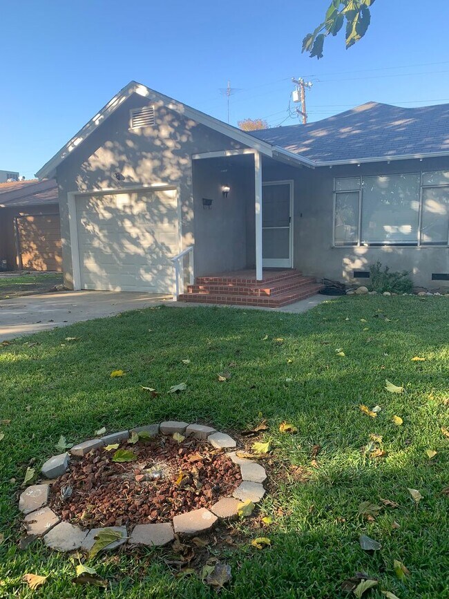 Building Photo - Newly Renovated Home