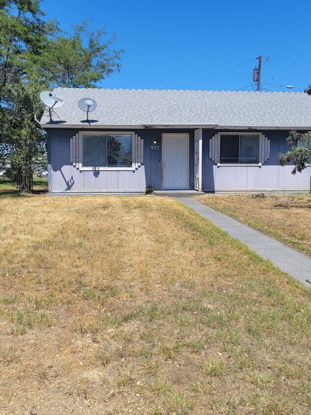 937939 Lowry St Unit 937 Lowry, Moses Lake, WA 98837 Room for Rent