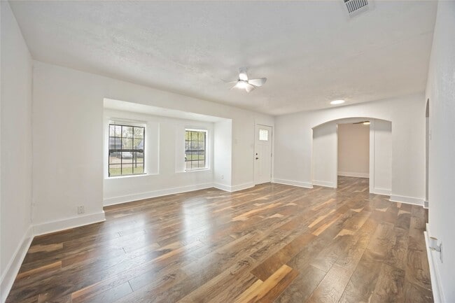 Foto del edificio - 6043 Lyndhurst Dr