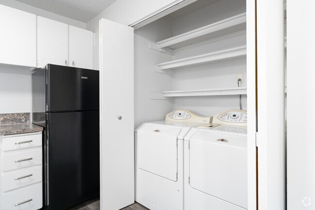 2 habitaciones, 1.5 baños - 1,160 pies cuadrados - Lavandería - The Reef Apartments