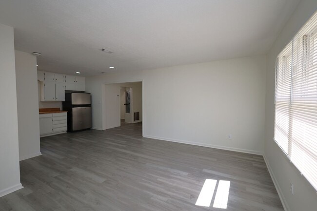 Building Photo - 724 Vallotton Dr