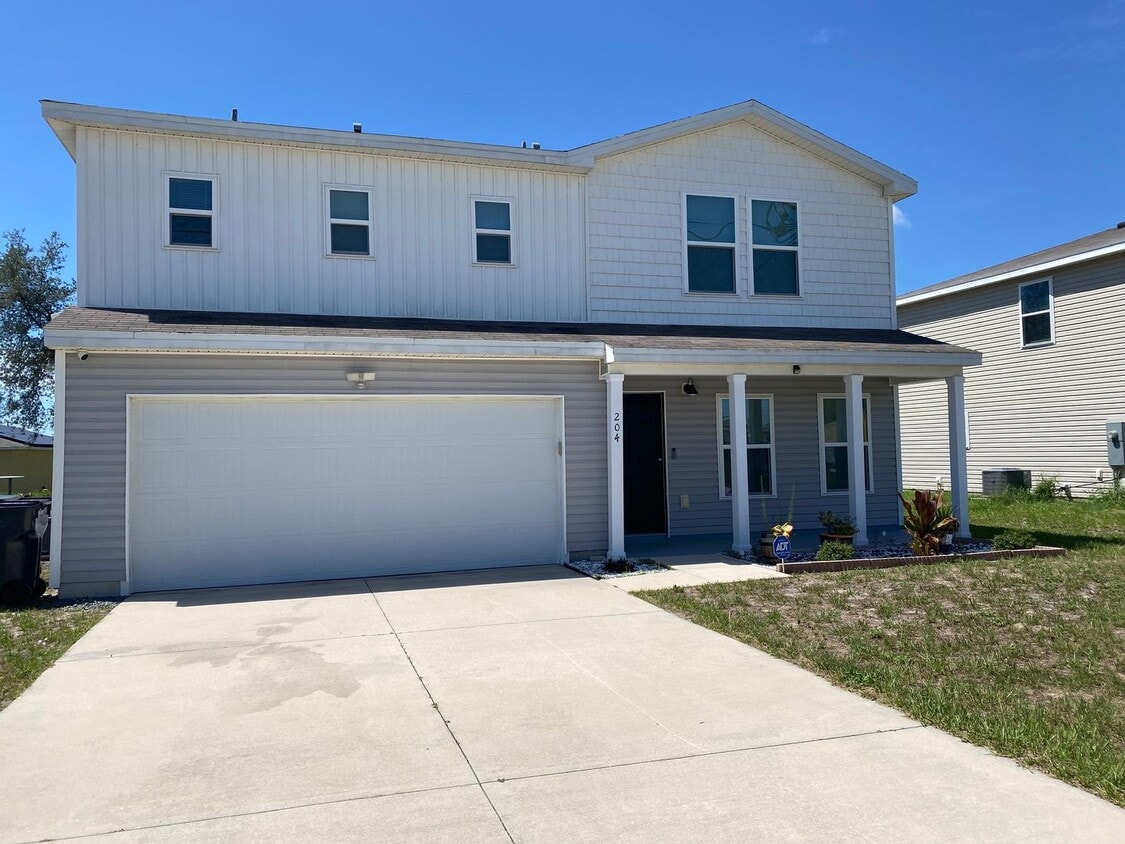 Foto principal - Four Bedroom / Three Bath Home