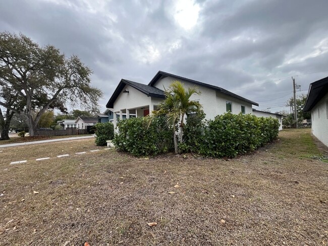 Building Photo - Updated 3/2 in St.Pete