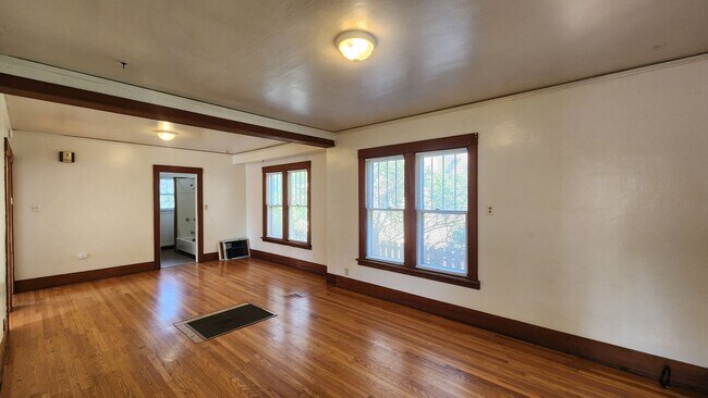 Foto del edificio - Two Bedroom Home in the Rose Park Neighbor...