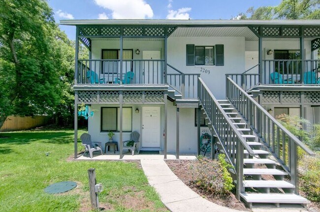 Building Photo - 2201 Henderson Dr