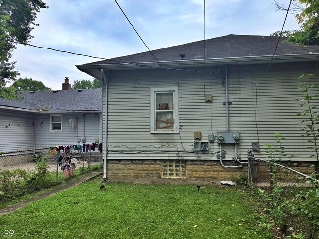 Building Photo - 942 N Bradley Ave