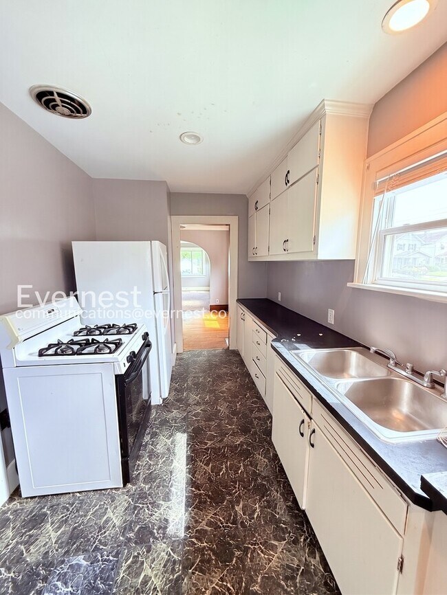 Building Photo - PROMO: Get your first full month’s rent FREE!/3 Bed/1 Bath Home / Vouchers Accepted / Available Now!