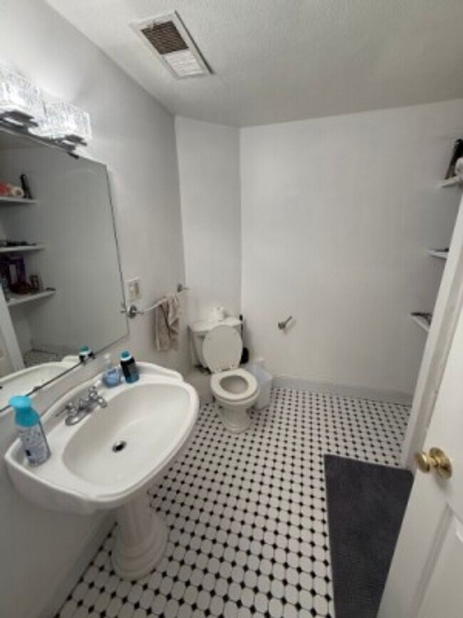 Foto del edificio - Southie 3 Bed Apartment - NO FEE - 9/1