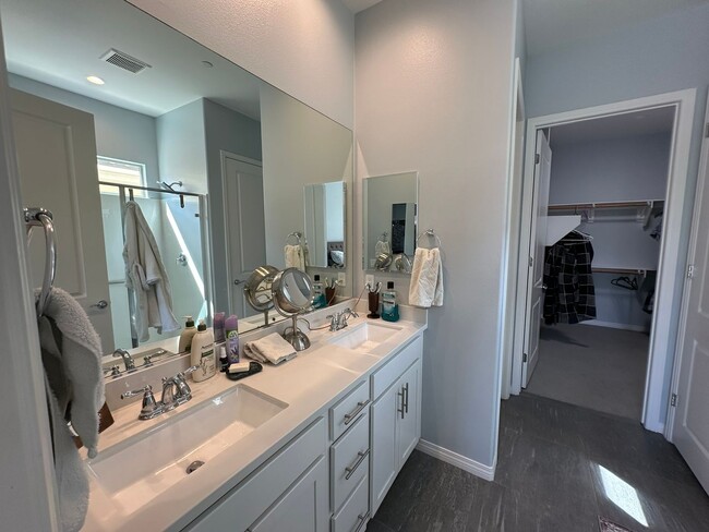 Foto del edificio - Short term Furnished home in the desirable...