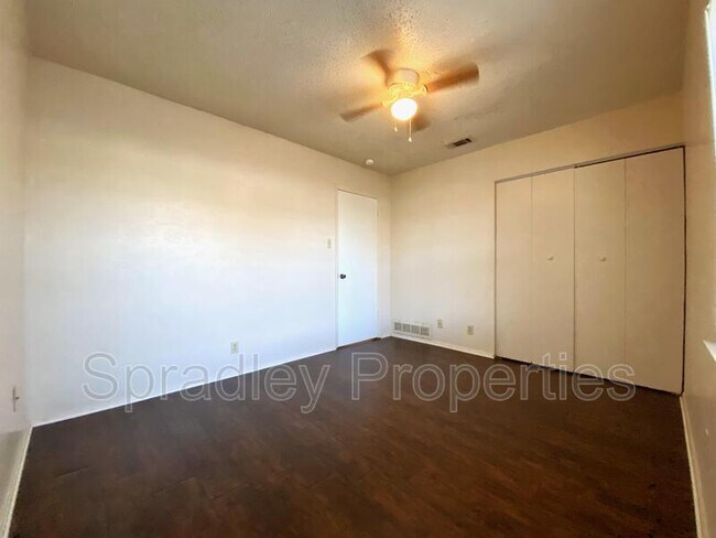 Foto del edificio - 2302 Bunker Hill Dr