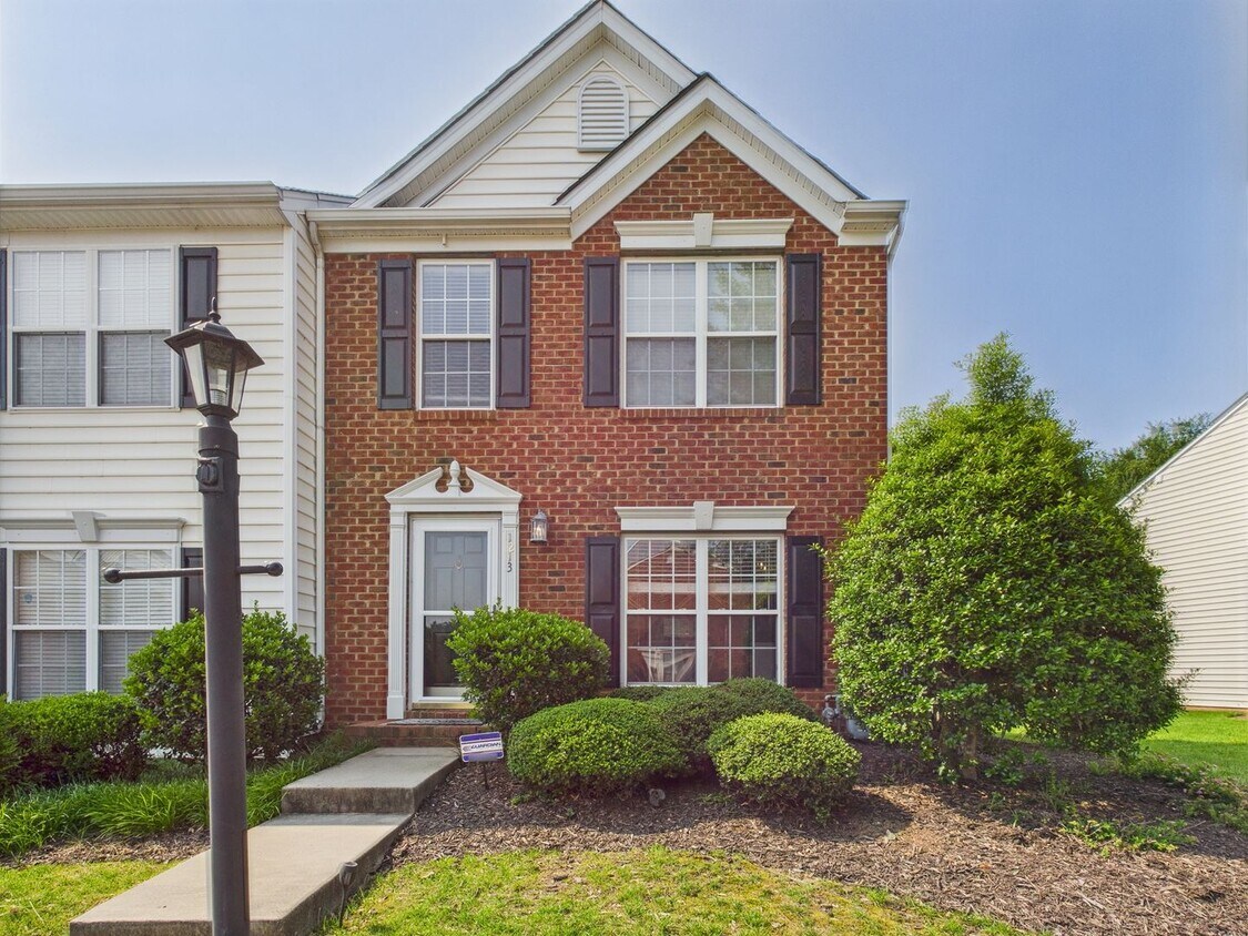 Primary Photo - Charming 3-Bedroom Townhome in Magnolia Po...