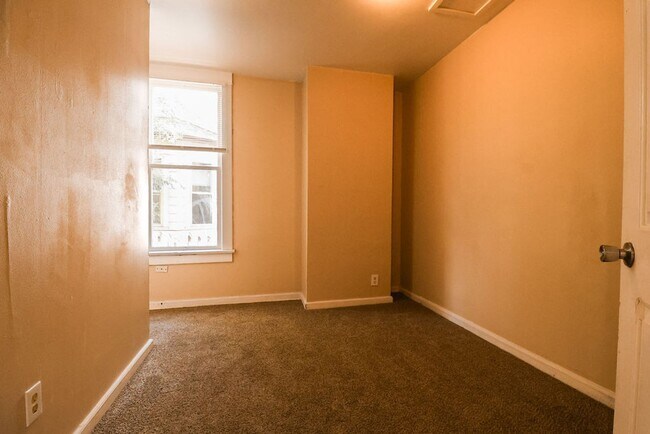 Foto del edificio - 5 Bedroom, 2 bath home!