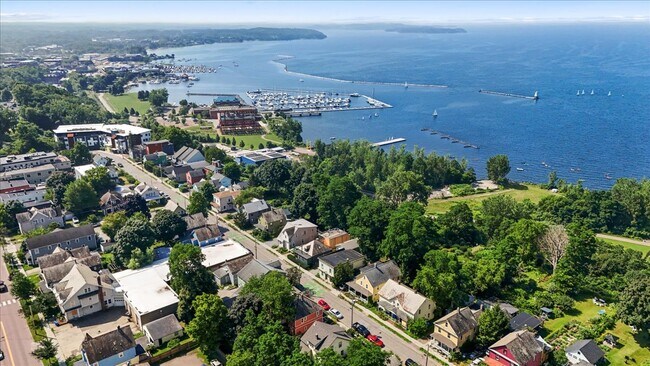 Foto del edificio - 72 Lakeview Ter