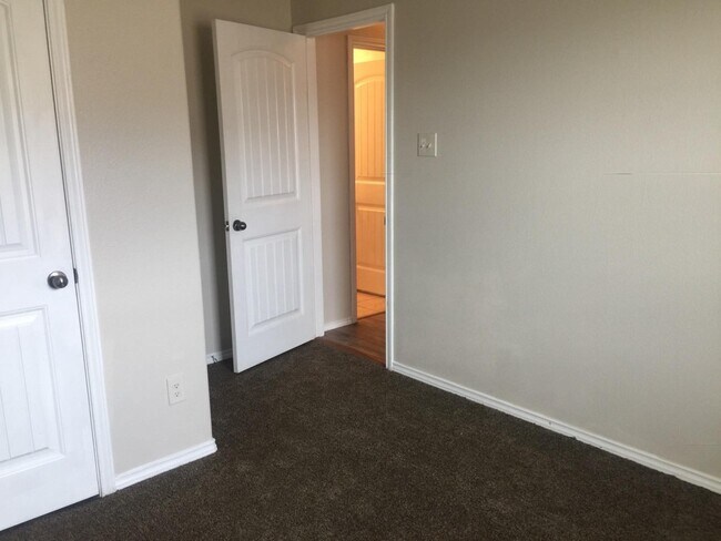Building Photo - 601 N Teak Ave