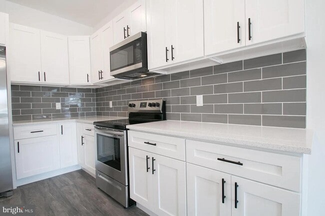 Building Photo - 27 Farson St