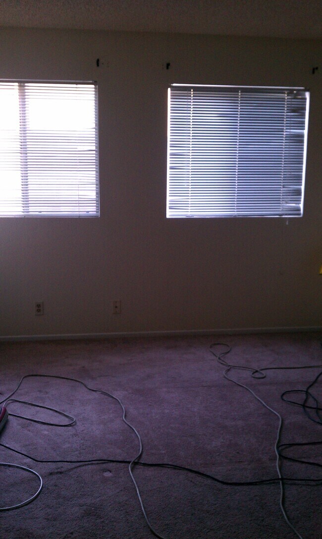 livingroom - 948 W 8th St
