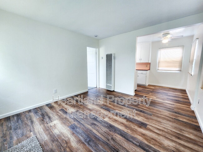 Building Photo - 848 1/2 Emerald Street