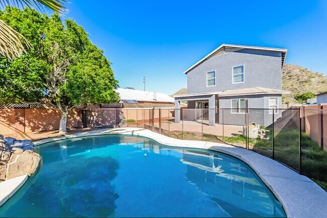 Foto del edificio - Style, Space, and a Sparkling Pool