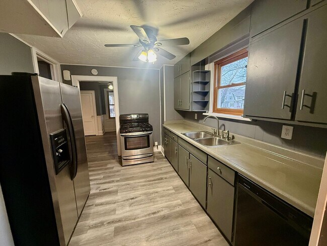 Foto del edificio - Three bedroom two bathroom home for rent