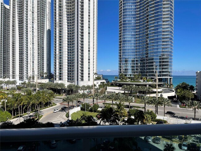 Foto del edificio - 100 Bayview Dr
