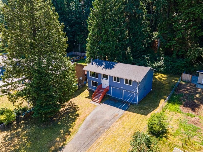 Building Photo - Updated split level home in Shoreline with...