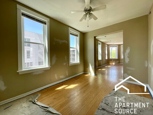 Building Photo - 2159 W Chicago Ave