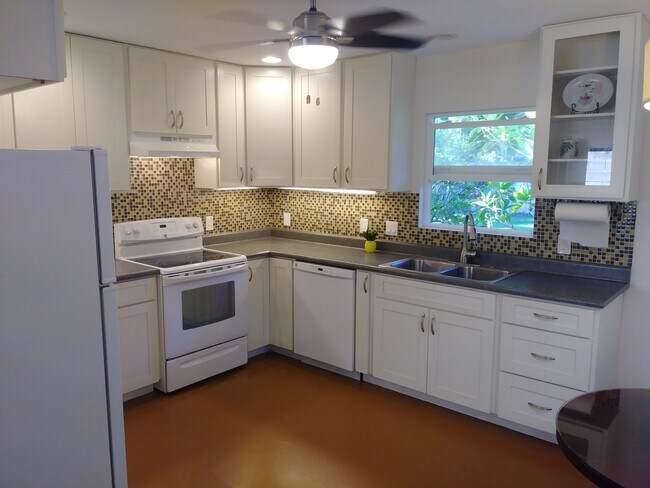 Cocina en planta baja - 329 Auwinala Rd