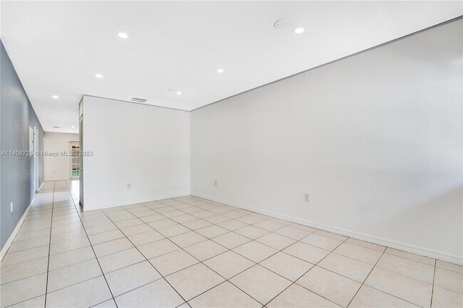 Foto del edificio - 3625 NW 189th St