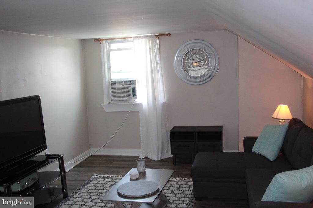 Primary Photo - 308 S Warwick Rd
