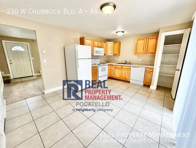 Building Photo - 2 Bed 1.5 Bath townhouse - PET FRIENDLY