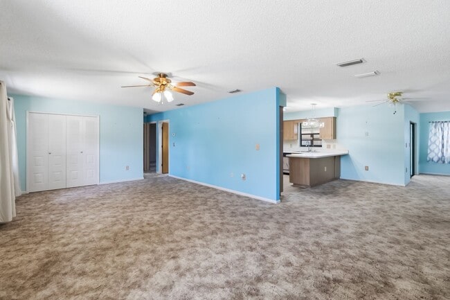 Foto del edificio - Charming 2/2 Spacious Home with/ 1 Car Garage in St. Cloud Close to the Lakefront Park