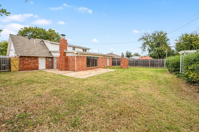 Building Photo - 2116 SW 70th St