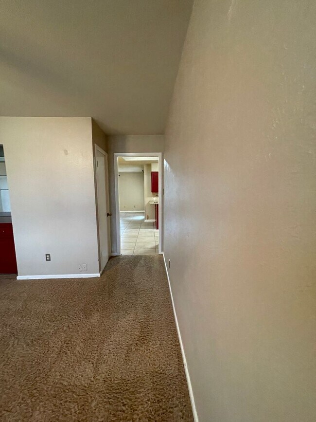 Building Photo - Huge 3/2 home available immediately!!