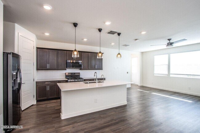 Building Photo - 653 N Bay Dr