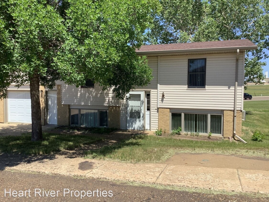 450 SE 8th St, Dickinson, ND 58601 House Rental in Dickinson, ND