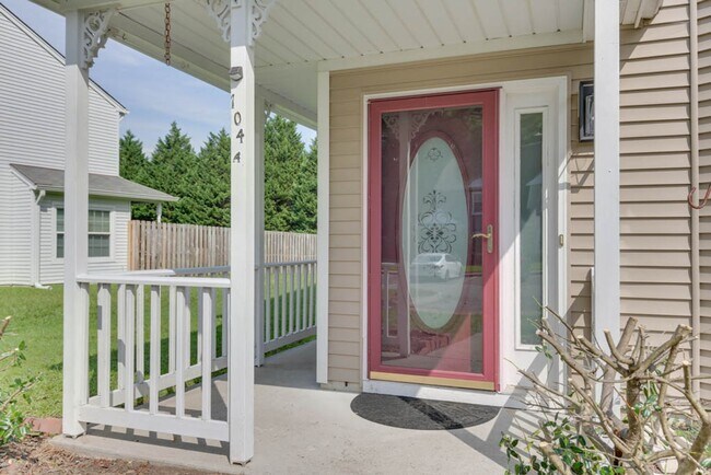 Foto del edificio - Updated 3-Bedroom Yorktown Townhouse with Private Yard and Community Amenities