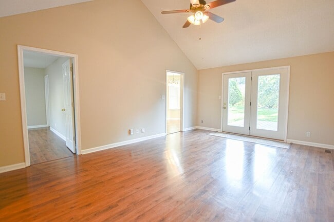 Building Photo - Pet Friendly Three Bedroom!