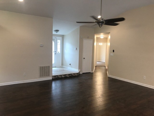 Building Photo - Charming 3br/2ba Ranch*** Ready for IMMEIA...