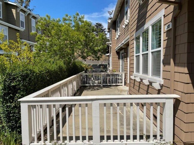 Building Photo - 200 Live Oak Way