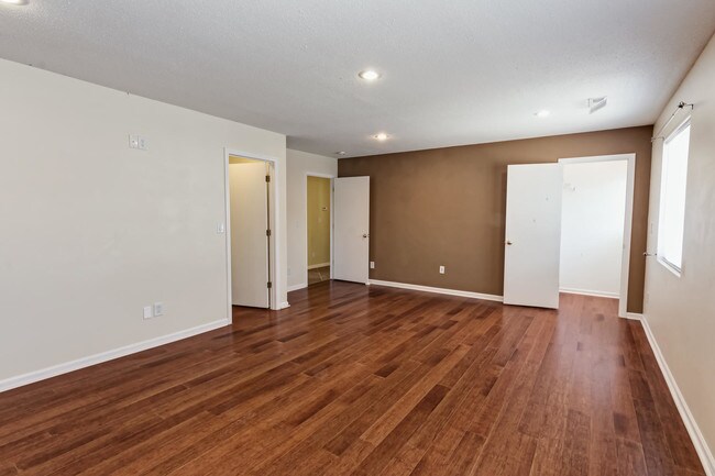 Building Photo - 2620 Chatfield Dr