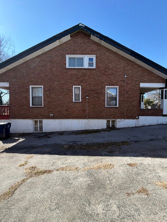 Building Photo - 3720 Manola Ave