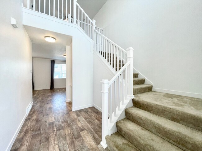 Foto del edificio - HOLIDAY MOVE IN SPECIAL!