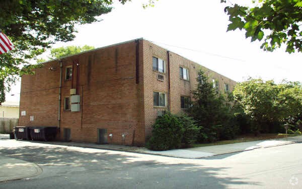 Primary Photo - 10 E Winona Ave