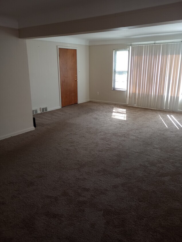FAMILY ROOM - 20216 Stratford Rd