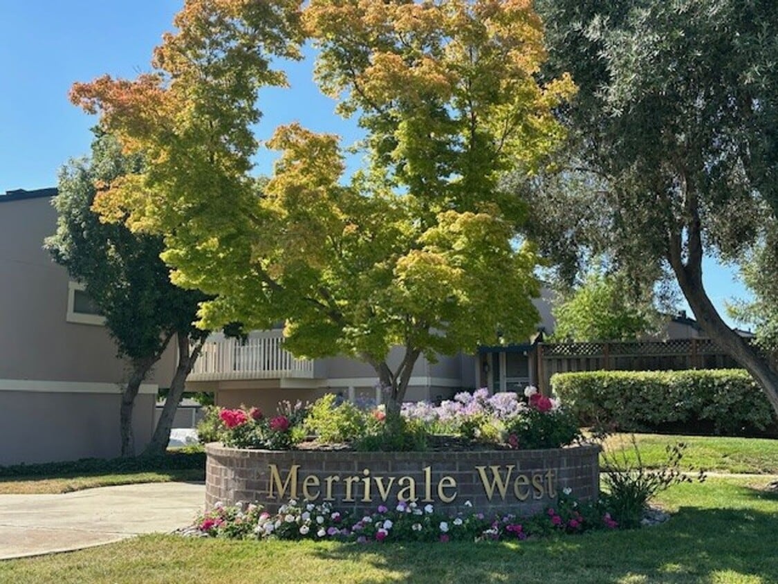 Primary Photo - Large and Beautiful 2-Story Townhouse in D...