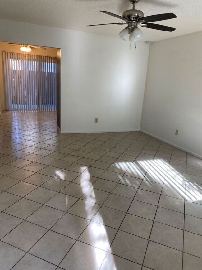 Foto del edificio - HOLIDAYSPECIAL-1 Mo Free REBATE! La Mesa: SPACIOUS 2BR/1BA Unit with private patio/small yard space