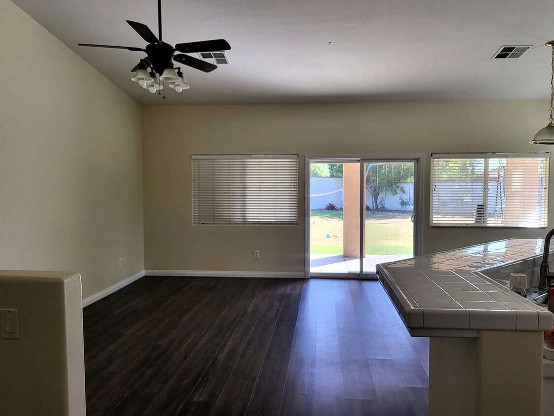 Foto principal - 3 Bedroom Single Family Home in Bakersfield