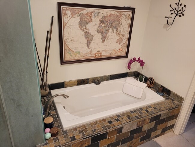 Deep Soak Tub - 11946 Dorothy St