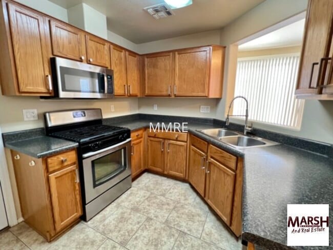 Building Photo - Beautiful 2 bedroom home with community po...